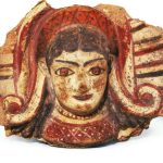 Antefissa a testa femminile (menade) inquadrata da nimbo, di produzione etrusco-laziale. Inizio del V sec. a.C. â MIC, Catalogo